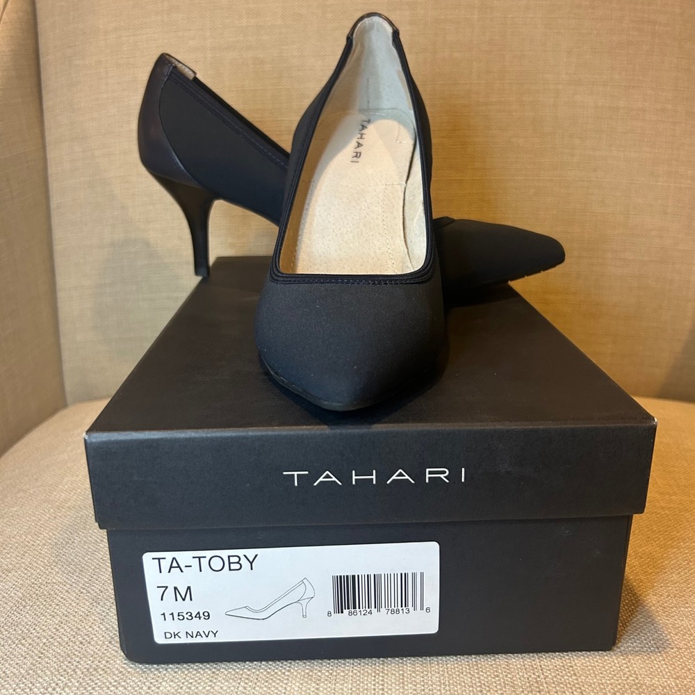 Tahari Toby Womens Dark Navy Pointed Toe Kitten Heel Pumps Size 7M 115349
